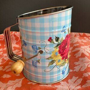 Pioneer Woman 3-Cup Stainless Steel Tin Flour Sifter with Knob in Sweet Rose des